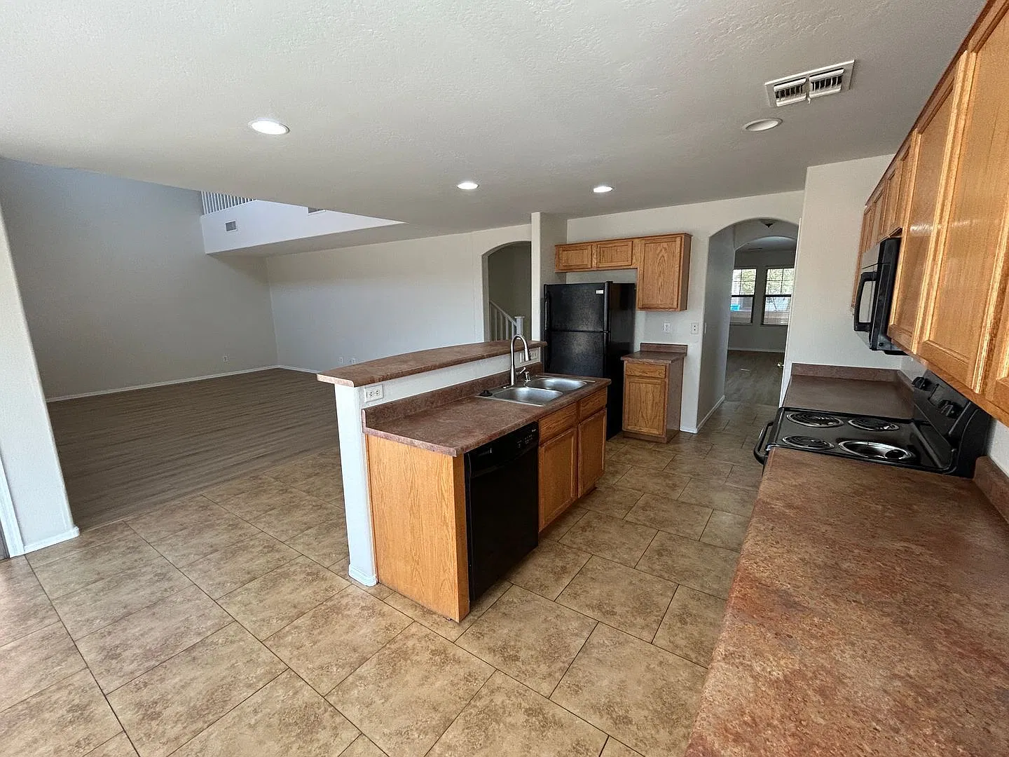 3 bed, 2.5 bath, 2452 sqft, $1,950 — Photo 4