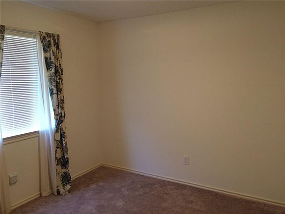 3rd image of 146 Summerhill Dr
