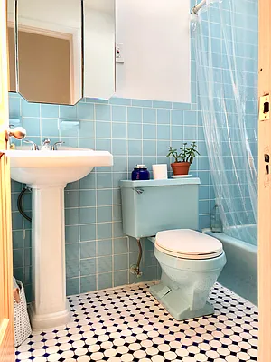 Rented by Halvatzis Realty | media 20