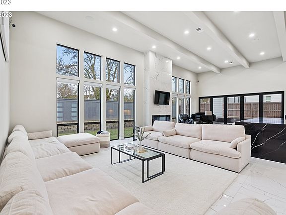 5th image of 4221 SE 19th Ave