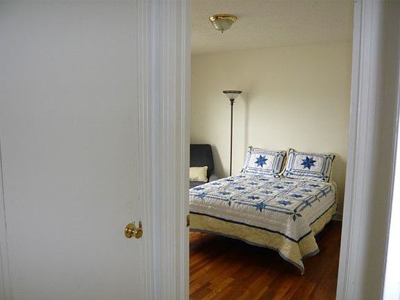 4th image of 609 S Live Oak St