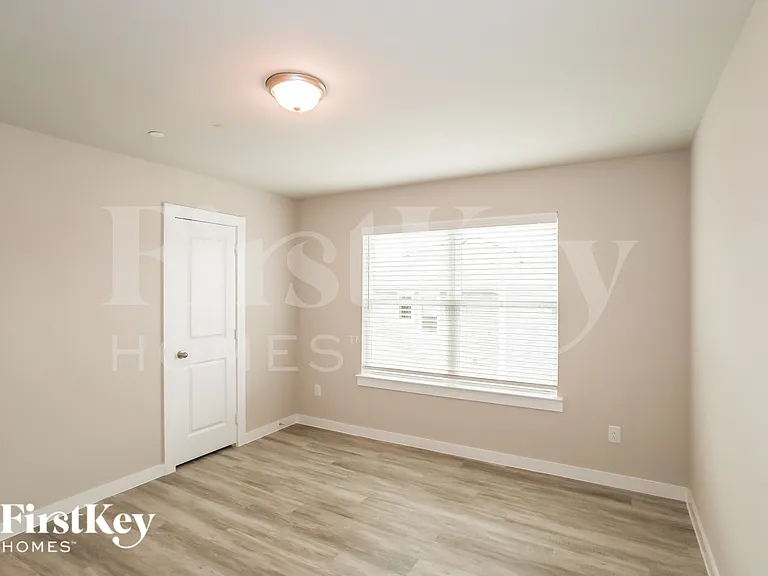 319 Niki Dr — Photo 13