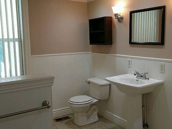 tub in this restroom