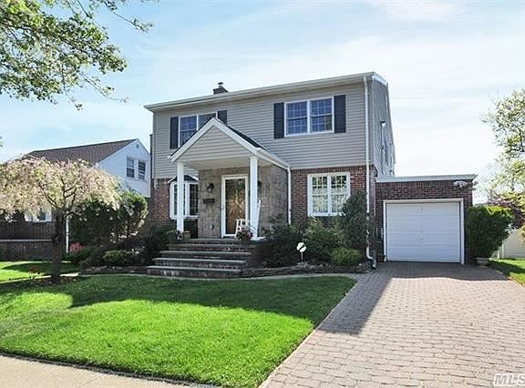 3rd image of 1685 New Hyde Park Dr