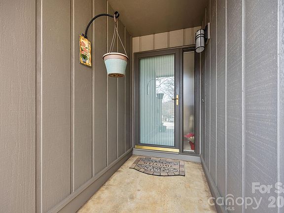 3rd image of 102 Crowfields Dr