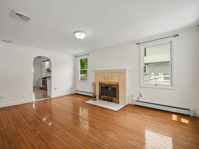 66 W Hobart Gap Rd — Photo 2