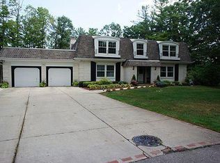 9500 N Wakefield Ct, Bayside, WI 53217