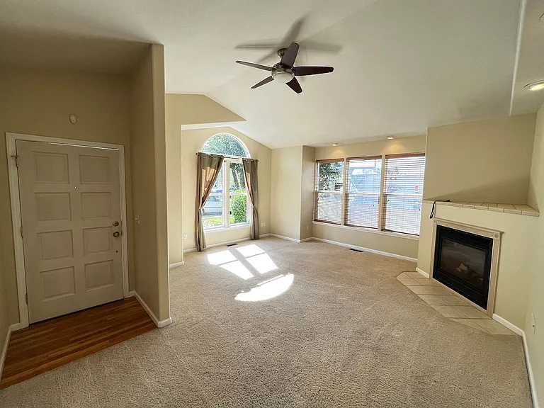 4575 Kincaid Ct — Photo 2