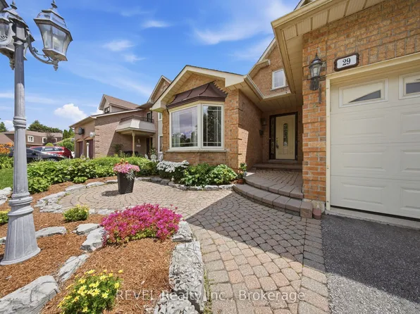 29 Stratton Cres, Whitby, ON L1R 1V4