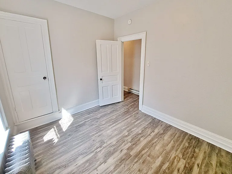 338-342 E Walnut St — Photo 16