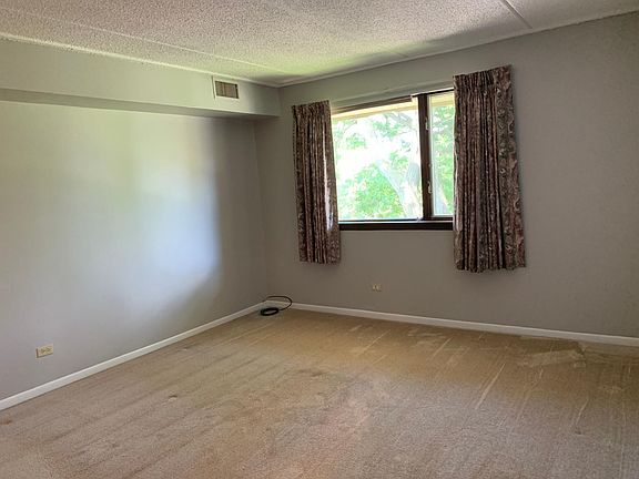 3rd image of 5S100 Pebblewood Ln APT C11