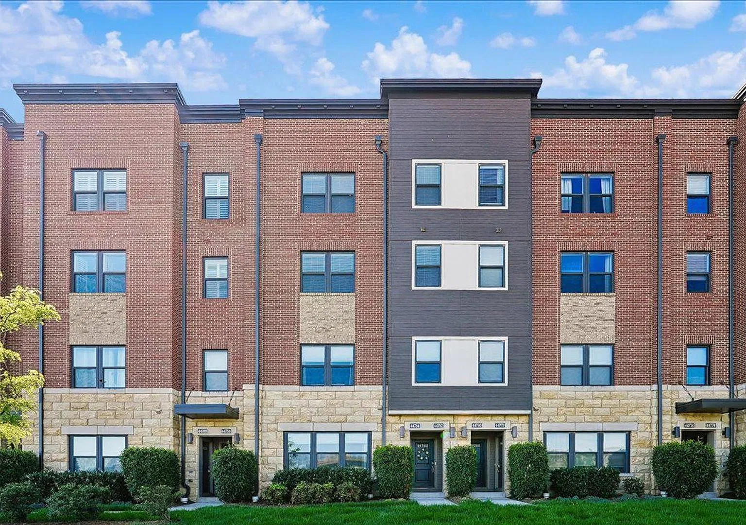 Luxury End-Unit Condo & Garage Near One Loudoun — Photo 1