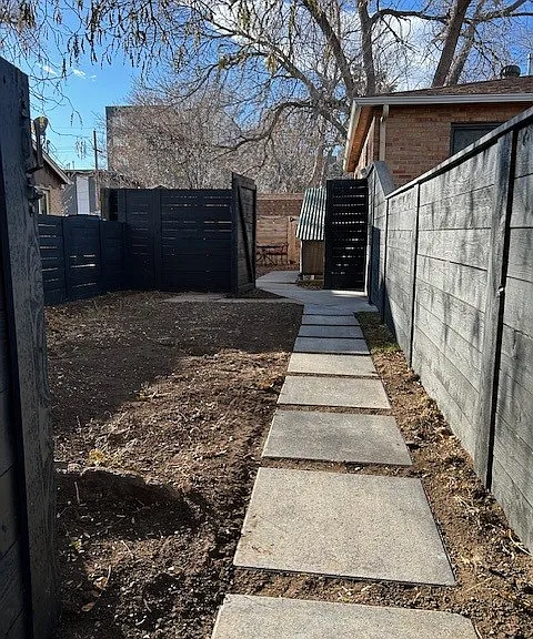 View in from front sidewalk.