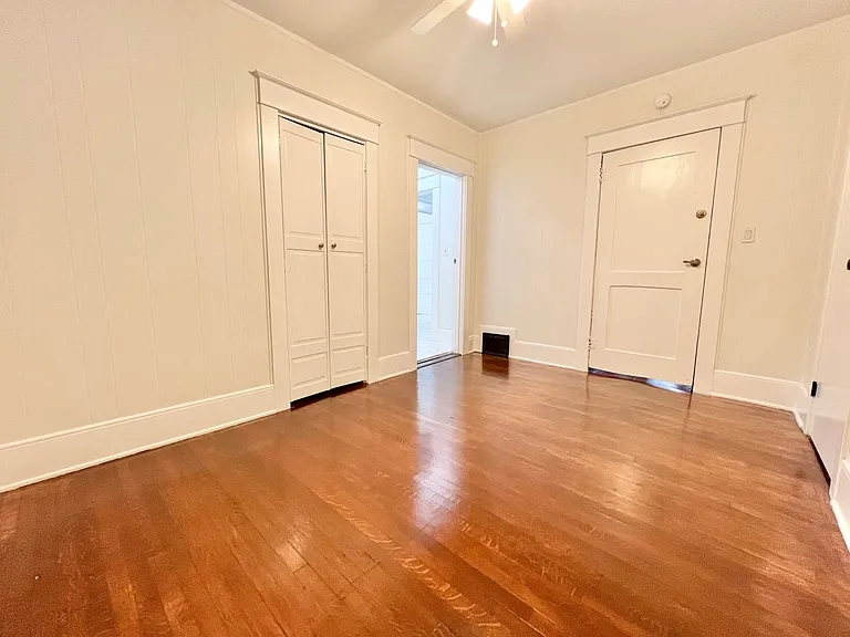 Charming 2 Bed / 2 Bath Apartment on Ocean Blvd Garage Included — Photo 9