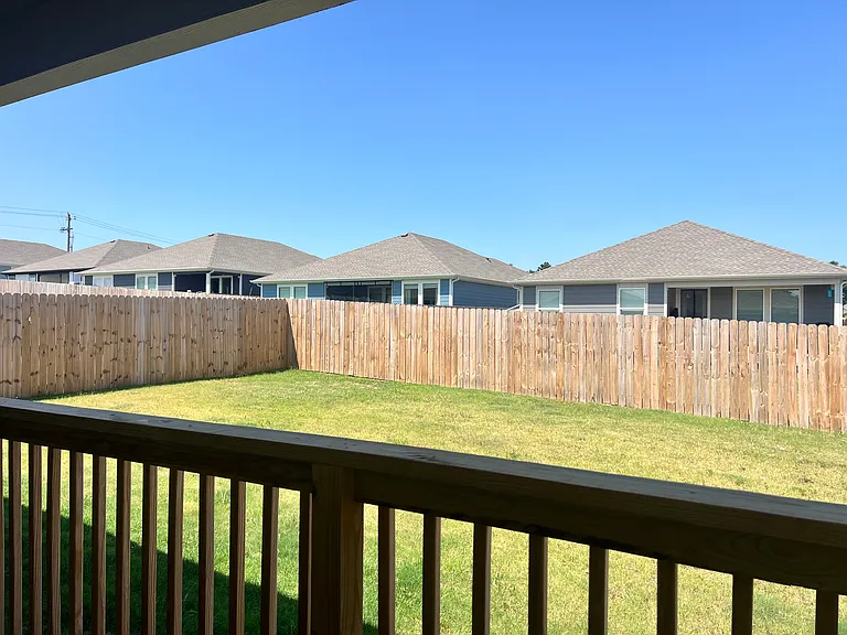 201 NW Granny Smith St — Photo 12