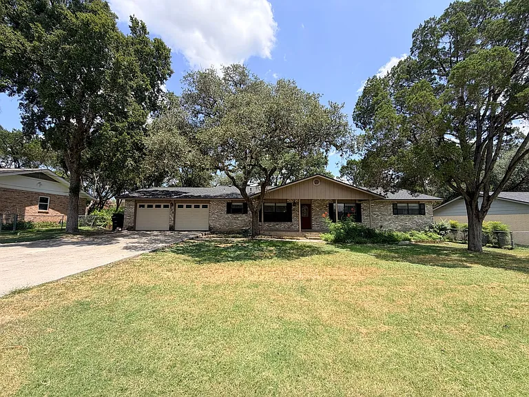 826 Timber Dr — Photo 1