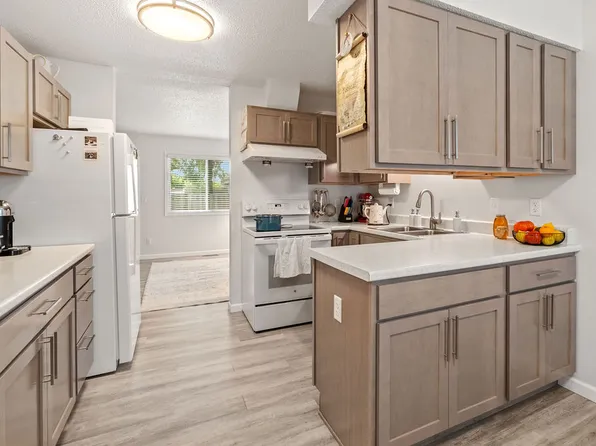 Horizon Heights Townhomes, 1 Horizon Heights Rd, Burnsville, MN 55337