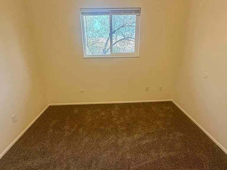 2625 N Chestnut St — Photo 13