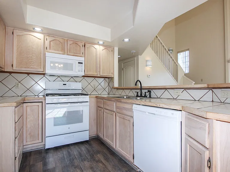 3249 N Hedgewood Dr — Photo 7