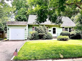 3 Greely Sq, Glen Head, NY 11545
