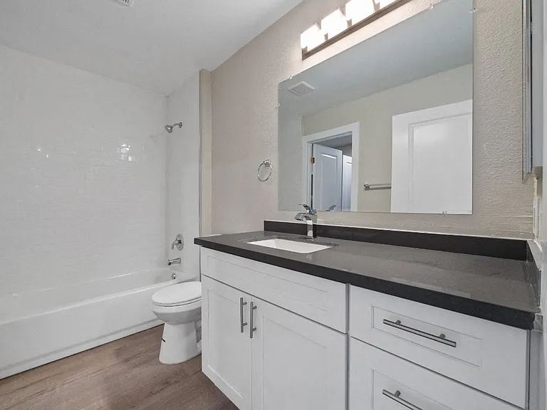 Sunset Cliffs Apartments — Photo 11