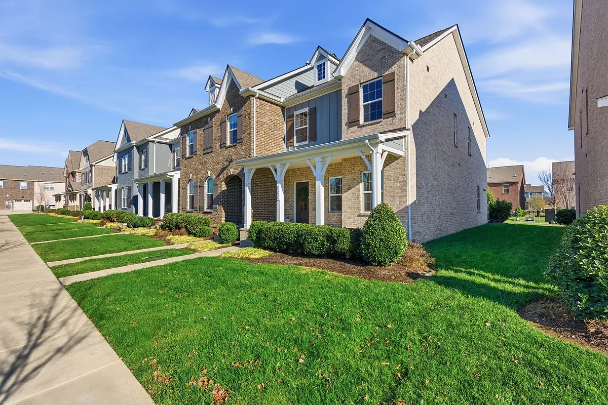Building Photo - 227 Tanglewood Ln