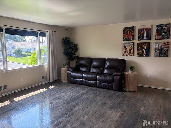 2nd image of 116 Lafayette Pl