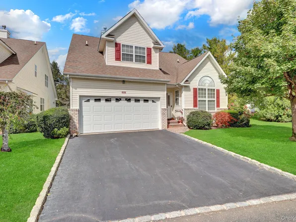 11 Tina Ln, Mount Sinai, NY 11766