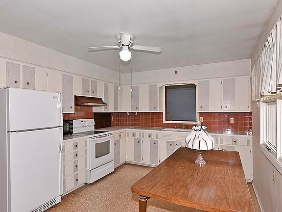 2nd image of 646 13th St NE