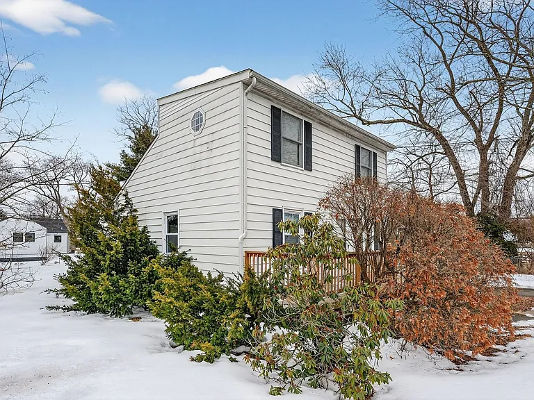 24 Steinhardt Ave — Photo 2