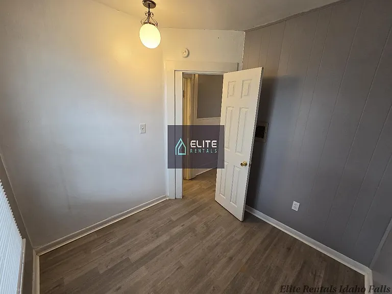 12381 N 15 E — Photo 12