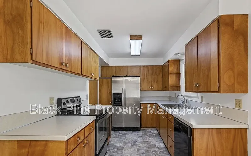3 bed, 1.5 bath, 1073 sqft, $2,200 — Photo 2