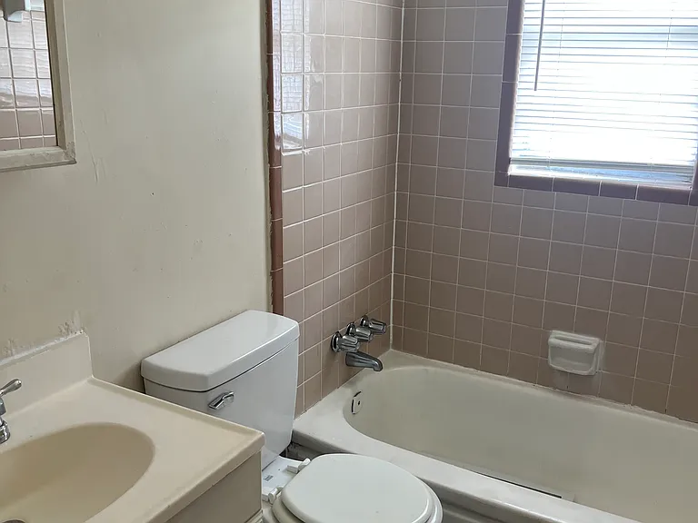 704 Hopkins St — Photo 5