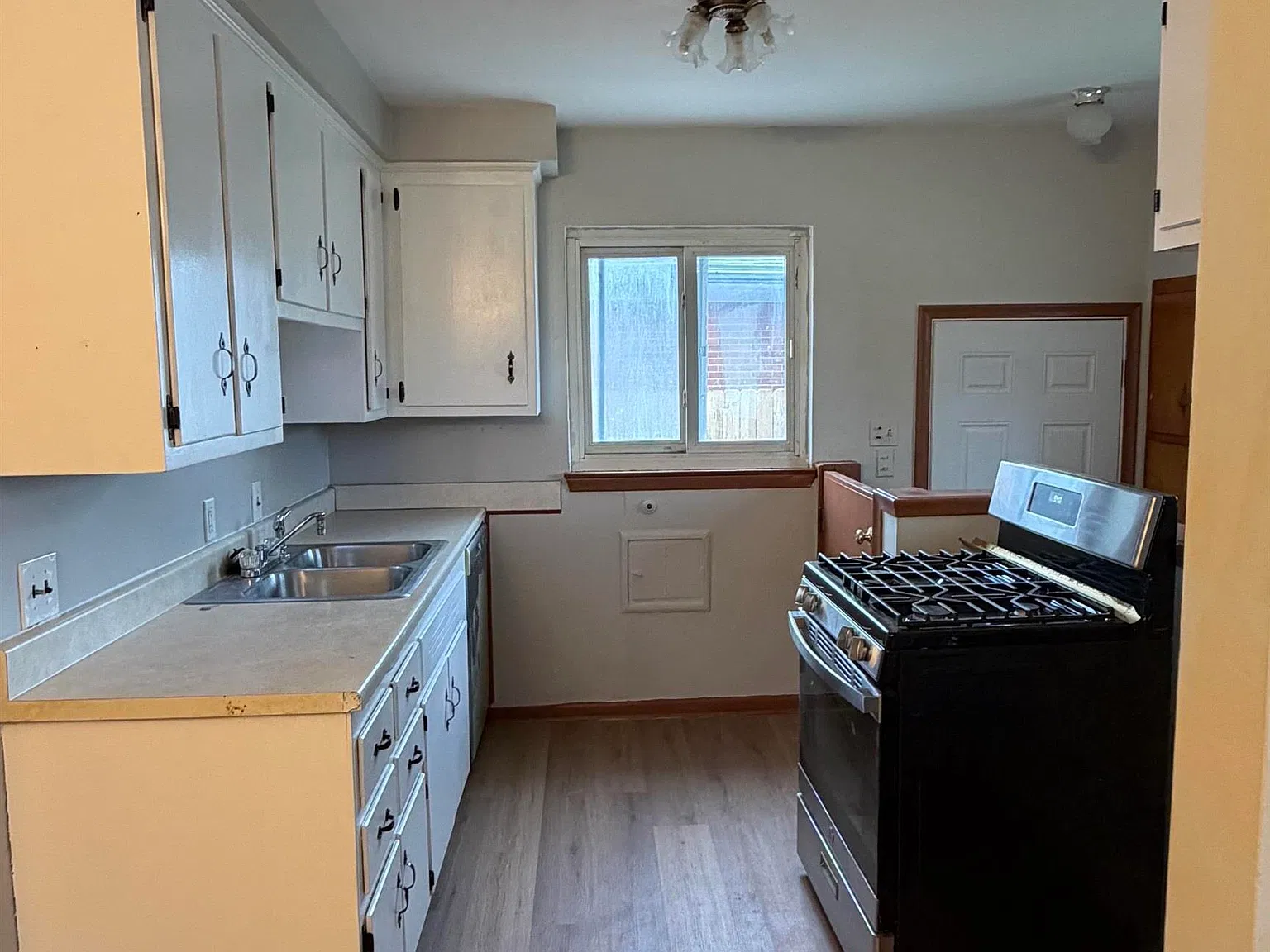 3 bed, 1.0 bath, 2066 sqft, $1,800 — Photo 4