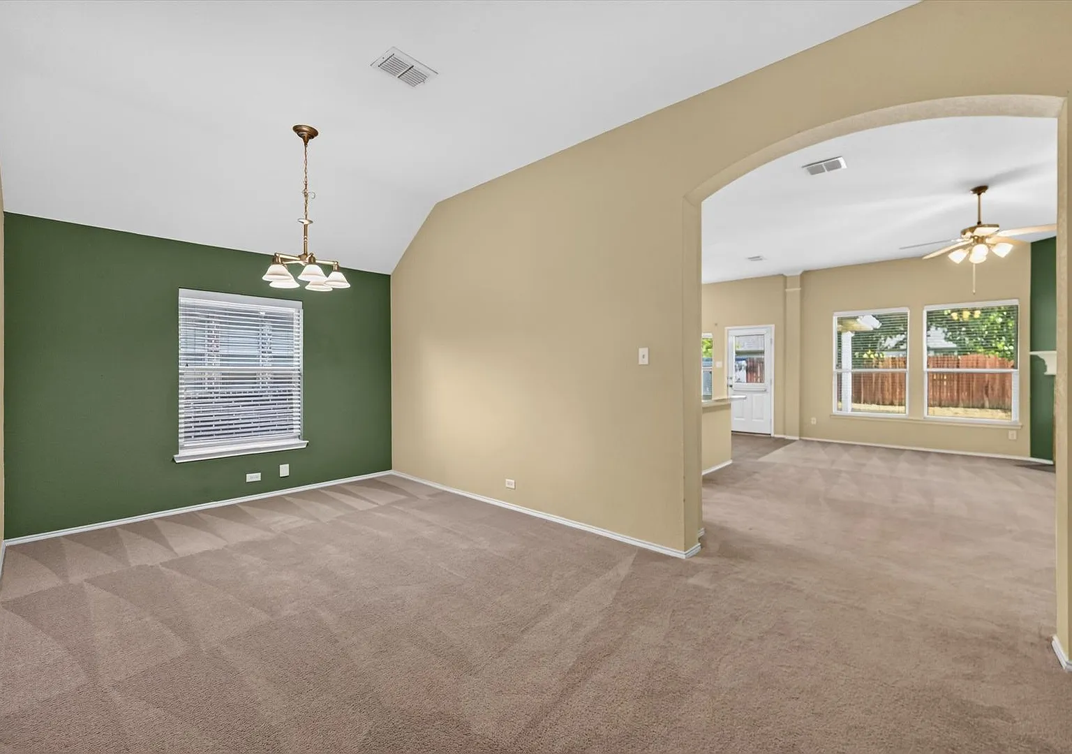 Cozy 3 bedroom home with walk-in closets! — Photo 4