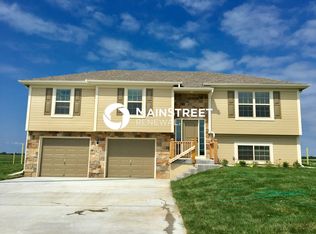 19124 Corbyn Ln, Smithville, MO 64089