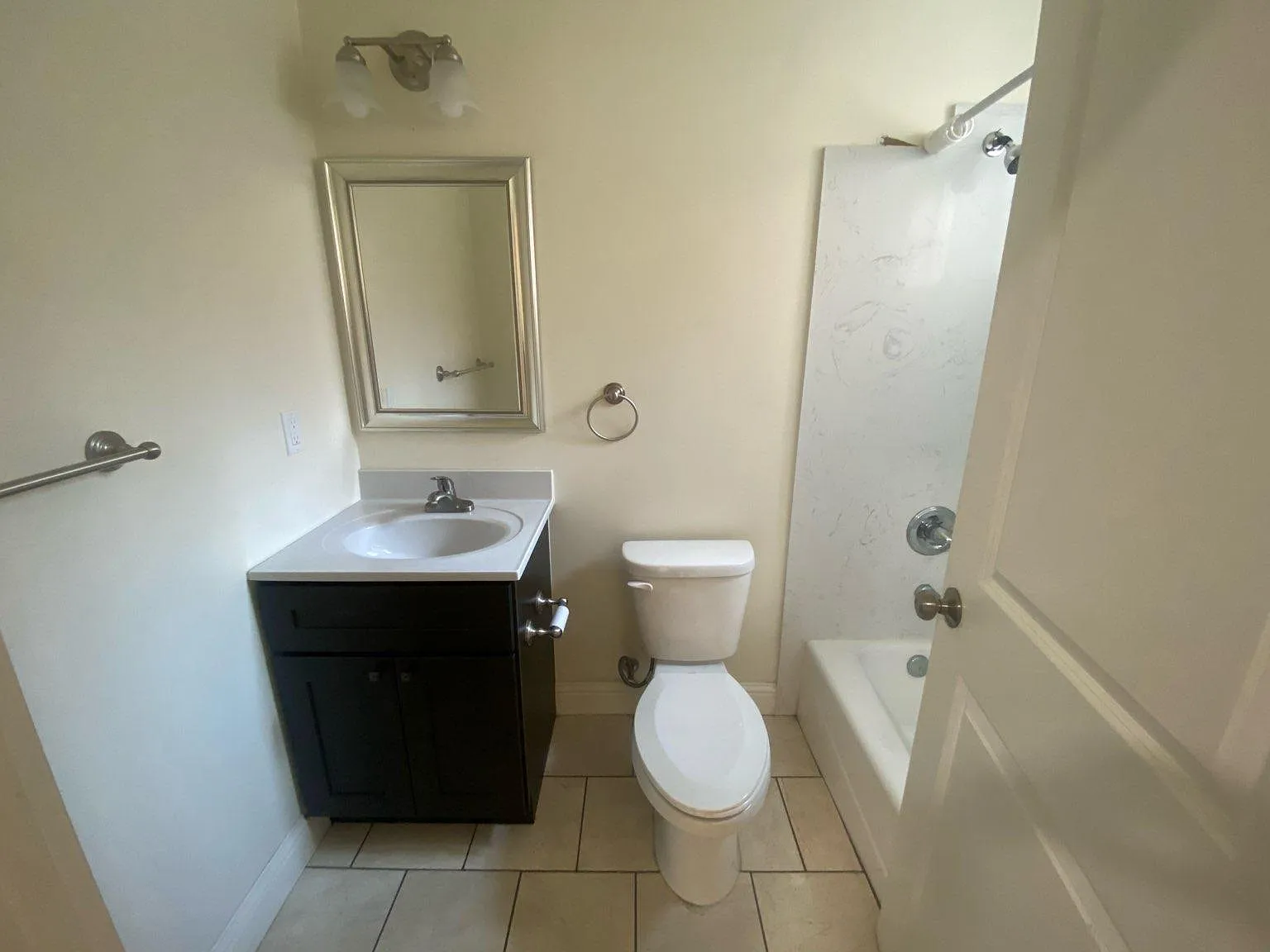 3 bed, 1150 sqft, $3,299 — Photo 3