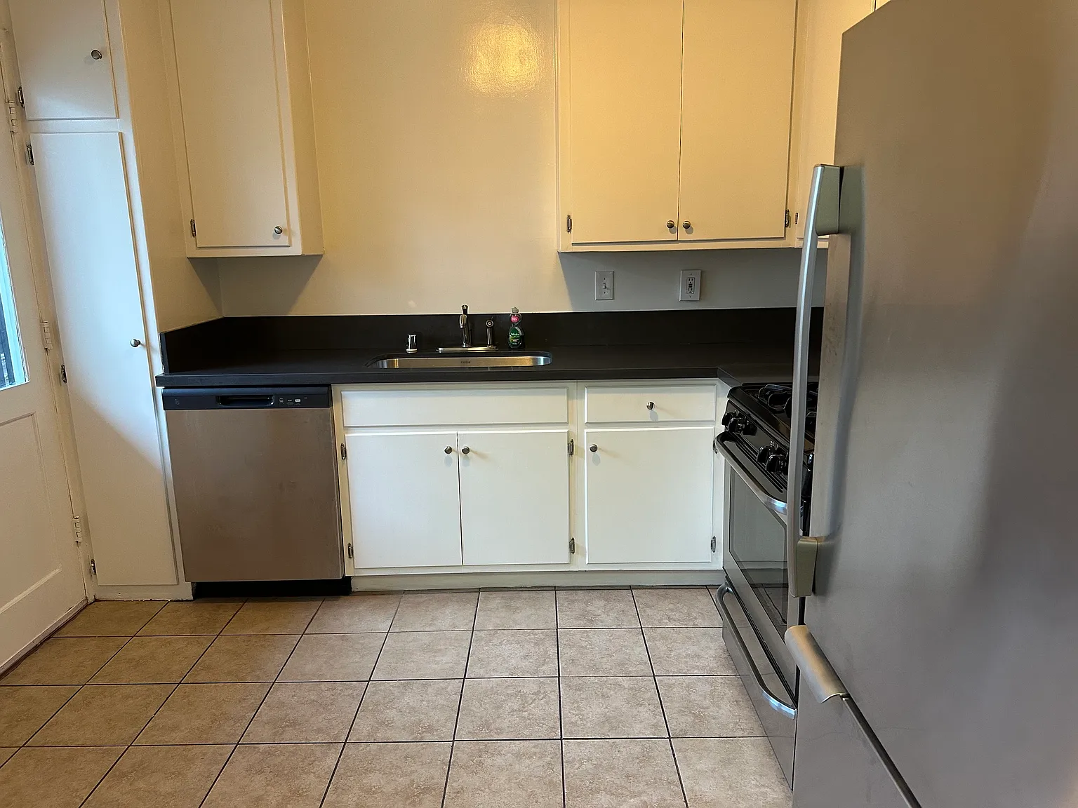 2 bed, 900 sqft, $2,500 — Photo 2