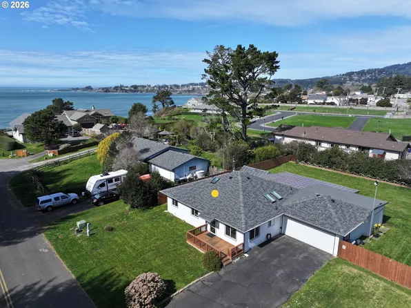 97935 Holly Ln, Brookings, OR 97415