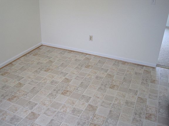 4th image of 1049 Mill Pond Ct