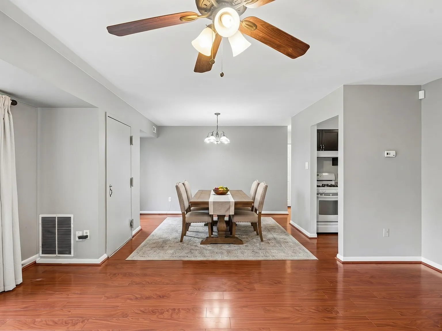 1 bed, 889 sqft, $1,900 — Photo 3