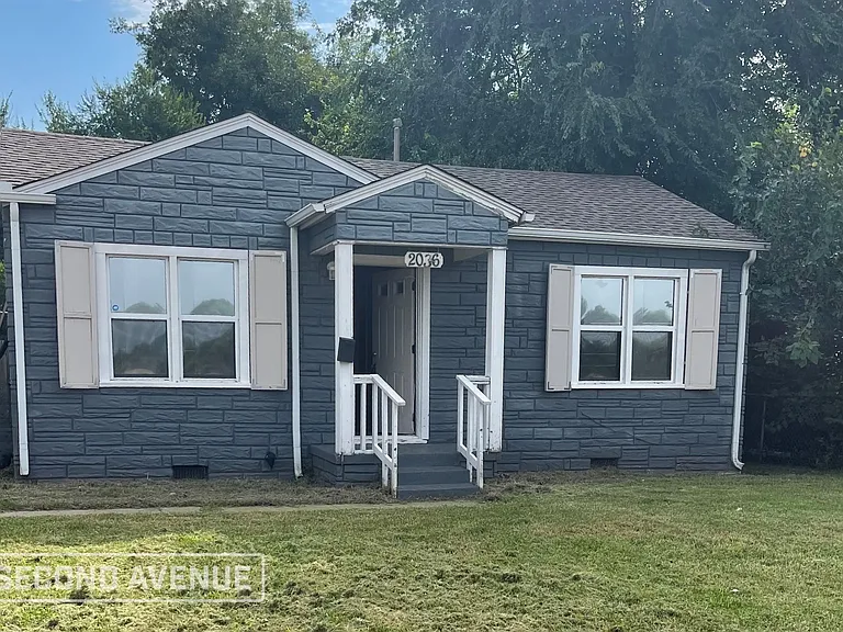 2036 NE Grand Blvd — Photo 1
