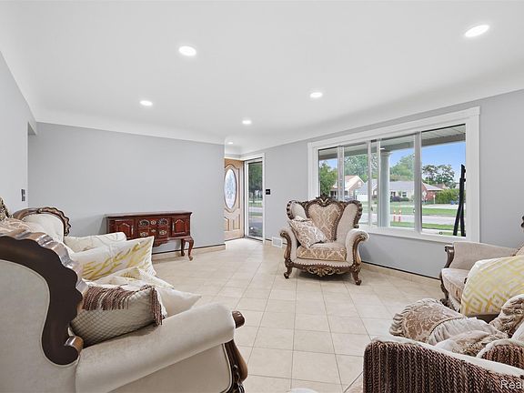 3rd image of 18116 Outer Dr