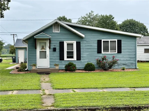 311 N Edwards St, Altamont, IL 62411