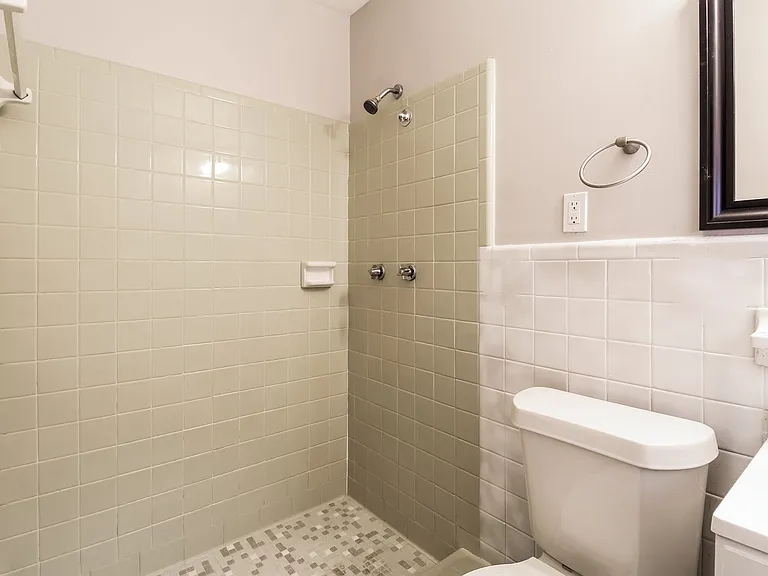 1678182_026_main_bathroom_13484834.jpg