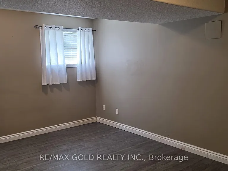 11 Rose Ave — Photo 6