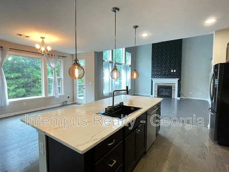 5 bed, 2.5 bath, 3128 sqft, $3,600 — Photo 3