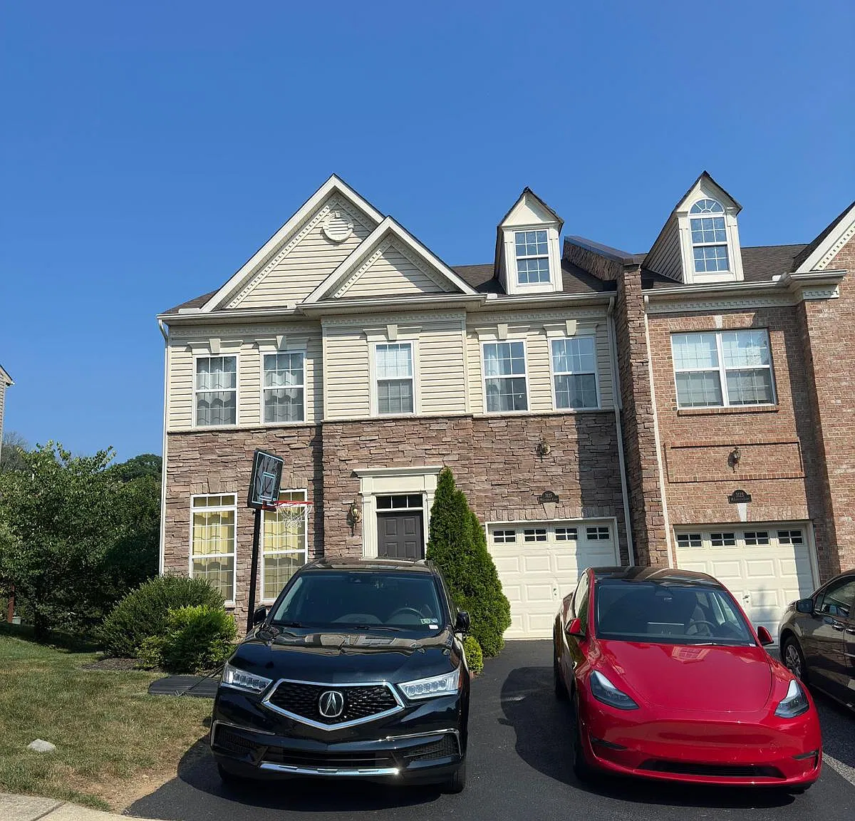 4 bed, 3.5 bath, 3300 sqft, $3,800 — Photo 2