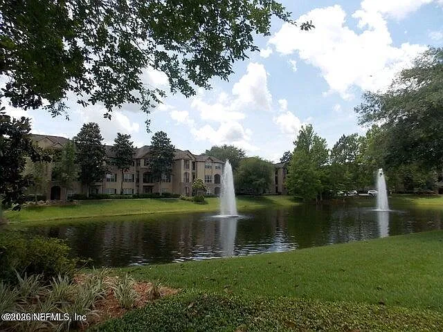 1 bed, 1.0 bath, 905 sqft, $1,295 — Photo 2