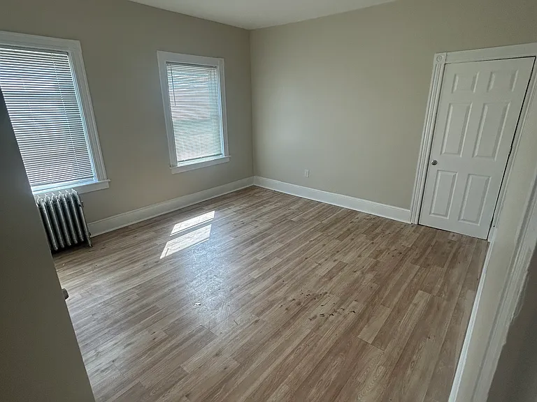 566 Bay St — Photo 5